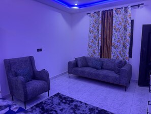 Smart TV - Cozy 1-bedroom studio in tranquil Weija with AC comfort (Weija)