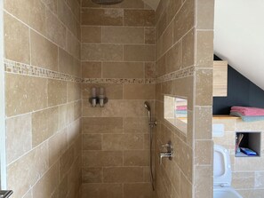 Shower, hair dryer - Cosy Apartment in Normandy • 2 Bedrooms • Near Étretat & Fécamp (Bec-de-Mortagne)