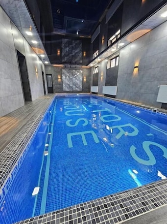 Piscina interna. Hectors Hotel