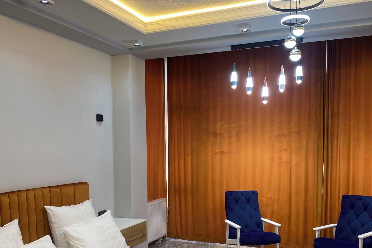 Deluxe Suite | Laptop workspace, WiFi (free), bed sheets