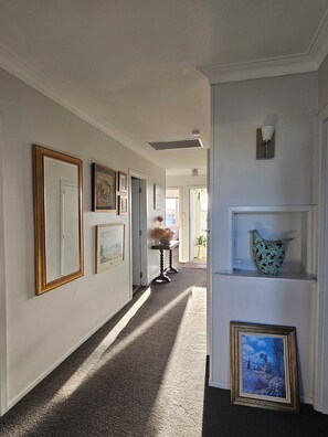 Interior - Blockhouse Bay 3BR Pet-Friendly w/ Games & Cinema (Auckland)