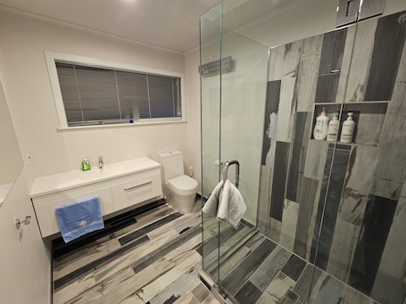Hair dryer, towels, soap, toilet paper. Blockhouse Bay 3BR Pet-Friendly w/ Games & Cinema