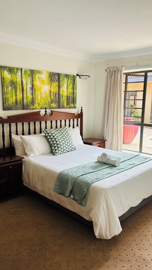 Room - Luxe 1BR Cottage 2 minutes away from the beach | Pool | Wi-Fi & Secure Parking. (Gqeberha)