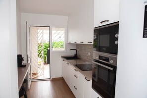 Fridge, stovetop - Casa Mari Pepa - Beach & Pool (Benajarafe)
