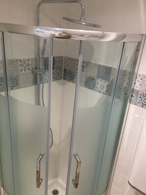 Shower, hair dryer, towels, soap - La Petite Vallée (Fontenay-Saint-Père)