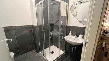 Kahden hengen standard-huone (yksi tai kaksi sänkyä) | Kylpyhuone