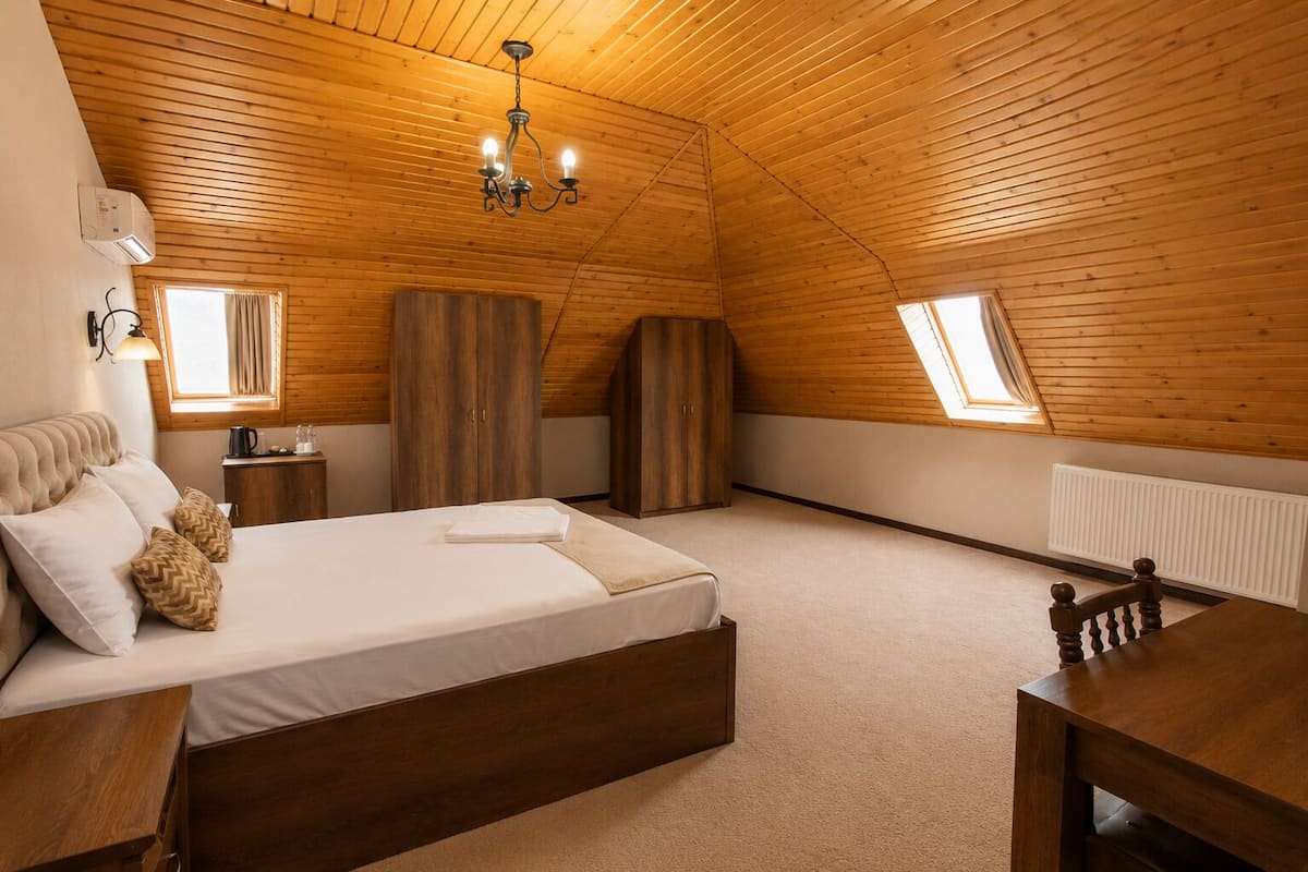 Standard Double Room, City View | Wardrobe