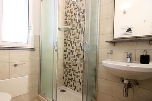 Shower, hair dryer, bidet, towels - Santa Lucia Overview House (Sicilia)