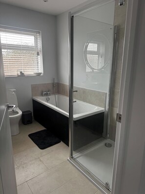 A modern bathroom with a glass-enclosed shower, a freestanding bathtub, and a toilet. - 3 Bed Cottage - Sleeps 5 - Pets - Hottub - Garden (King's Lynn)