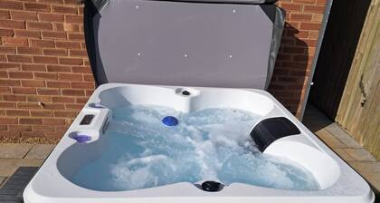 3 Bed Cottage - Sleeps 5 - Pets - Hottub - Garden