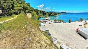 A coastal area with a parking lot, a small building, and a beach. - Charming apt With Balcony in the Heart of Split (Split)