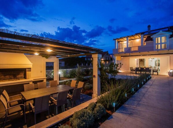 Villa (FourBedroom Villa with heated pool) | BBQ/picnic area