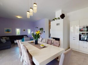 Villa (FourBedroom Villa with heated pool) | Esszimmer