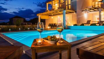 ูููุง (FourBedroom Villa with heated pool) | ุญู
ุงู
ุณุจุงุญุฉ ุฎุงุฑุฌู