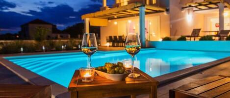 ヴィラ (FourBedroom Villa with heated pool) | 屋外プール