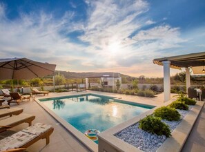 Huvila (FourBedroom Villa with heated pool) | Ulkouima-allas | Ulkouima-allas, aurinkovarjoja, aurinkotuoleja