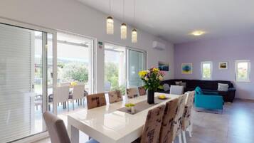 Vila (FourBedroom Villa with heated pool) | Sala de jantar