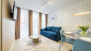 Apartment (114) | Woonruimte | Een 30-inch flatscreentelevisie met kabelzenders