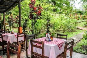 Tempat makan outdoor