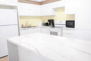 Fridge, microwave, oven, stovetop - Peaceful Morovis Retreat – Private Terrace with Scenic Views (Morovis)