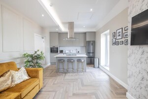 Luxury Süit, 1 En Büyük (King) Boy Yatak, Balkon, Şehir Manzaralı | Oturma alanı | Televizyon