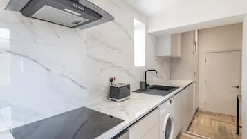Luxury Apartment, 1 King Bed, Balcony, City View | Private kitchen | Fridge, microwave, oven, stovetop