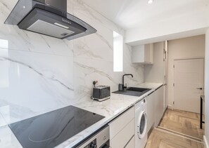Luxury Apartment, 1 King Bed, Balcony, City View | Private kitchen | Fridge, microwave, oven, stovetop - The Pocklington (Leicester)