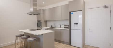 Refrigerador, microondas, horno y parrilla de estufa