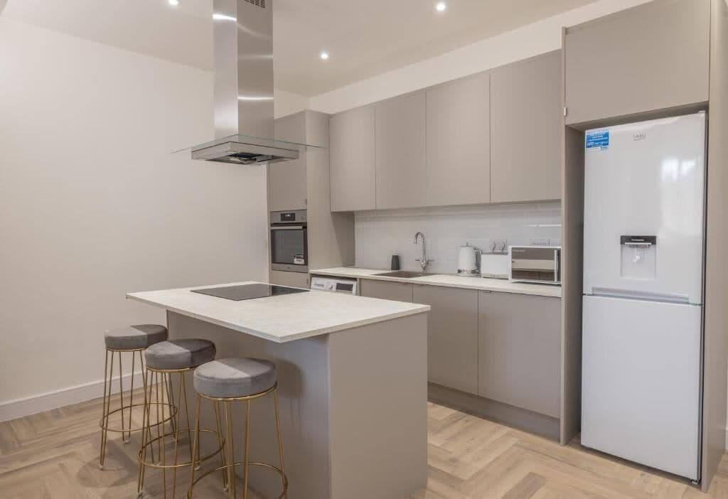Luxury Apartment, City View | Private kitchen