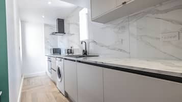 Luxury Apartment, 1 King Bed, Balcony, City View | Private kitchen | Fridge, microwave, oven, stovetop