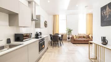 Deluxe Apartment, 1 Bedroom | Private kitchen | Fridge, microwave, oven, stovetop