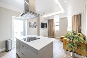 Luxury Süit, 1 En Büyük (King) Boy Yatak, Balkon, Şehir Manzaralı | Özel mutfak | Buzdolabı, mikrodalga fırın, fırın, set üstü ocak