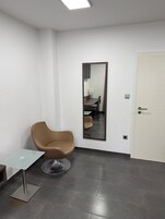 Artículos del minibar gratis y tabla de planchar con plancha 