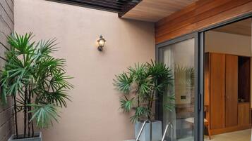 Caja de seguridad en la habitación y escritorio