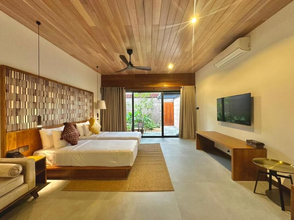 Deluxe Double or Twin Room | In-room safe, desk, laptop workspace, iron/ironing board