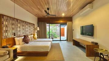 Deluxe Double or Twin Room | In-room safe, desk, laptop workspace, iron/ironing board