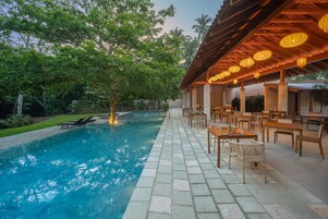 Una piscina al aire libre