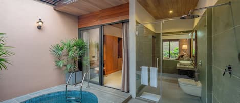 高級雙人房 | 房內夾萬、書桌、手提電腦工作空間、熨斗/熨衫板