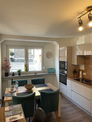 Dining - Vacation apartment Traumzeit - Moselliebe Charming apartment in the middle of the Moselle (Bernkastel-Kues)