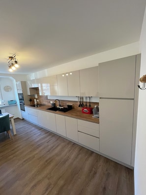 Fridge, microwave, oven, stovetop - Vacation apartment Traumzeit - Moselliebe Charming apartment in the middle of the Moselle (Bernkastel-Kues)