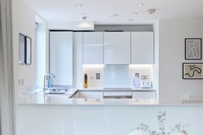 Apartment, Balcony | Private kitchen - The Penny Court Apartment (London)