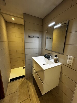 Dusche, Haartrockner, Handtücher