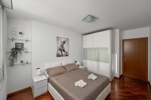 1 bedroom, iron/ironing board, travel cot, free WiFi - APARTMENT IN A STATELY SETTING.  SUITABLE FOR COUPLE OR FAMILY WITH CHILDREN (Como)