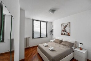 1 bedroom, iron/ironing board, travel cot, free WiFi - APARTMENT IN A STATELY SETTING.  SUITABLE FOR COUPLE OR FAMILY WITH CHILDREN (Como)
