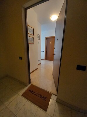 Interior - APARTMENT IN A STATELY SETTING.  SUITABLE FOR COUPLE OR FAMILY WITH CHILDREN (Como)