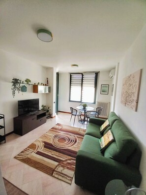 TV - APARTMENT IN A STATELY SETTING.  SUITABLE FOR COUPLE OR FAMILY WITH CHILDREN (Como)
