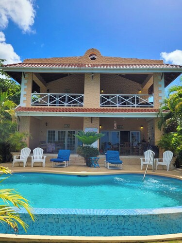 Beachfront 1-bedroom apartment in Black Rock with Pool and Ocean Views