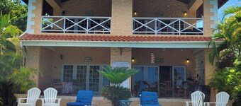 Beachfront 1-bedroom apartment in Black Rock with Pool and Ocean Views