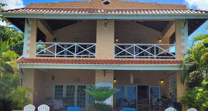 Beachfront 1-bedroom apartment in Black Rock with Pool and Ocean Views