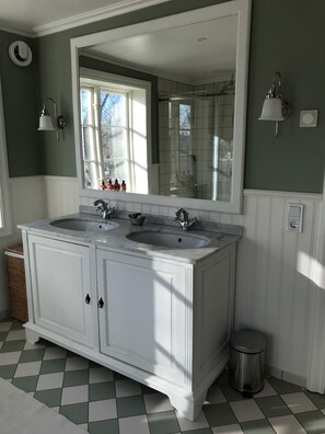 Douche, sèche-cheveux, serviettes fournies, savon